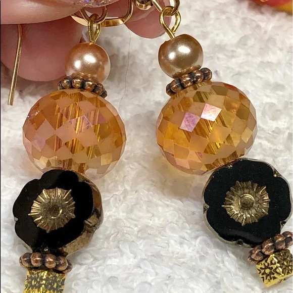 ⭐️🎈stunning European flavor earrings amber colors and gold/black accents - Picture 8 of 12